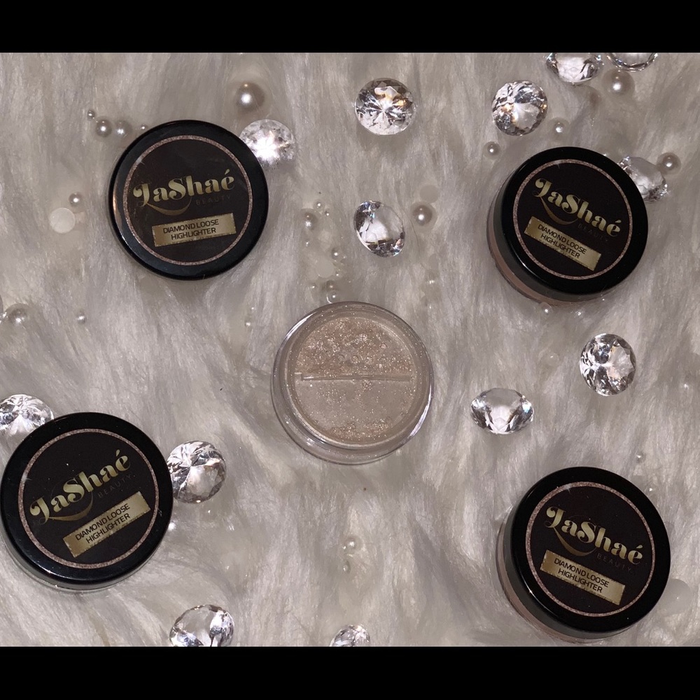 💞LaShaé Beauty “Iced Out” Highlighter Powder💞